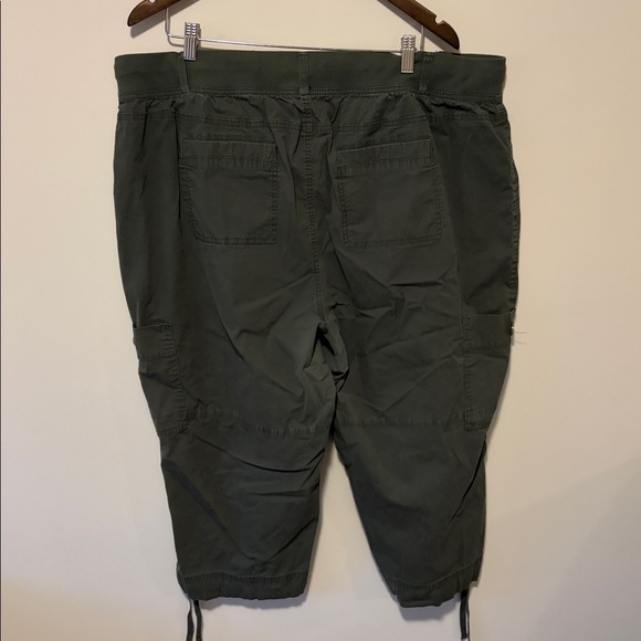 Women’s Green Cargo Capris - Picture 3 of 3
